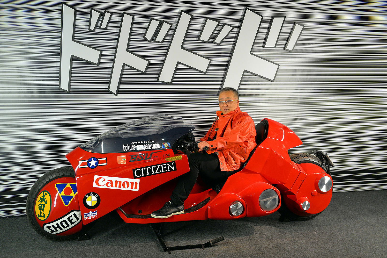 Clicca per vedere l'immagine originale Katsuhiro Otomo e la moto di Kaneda