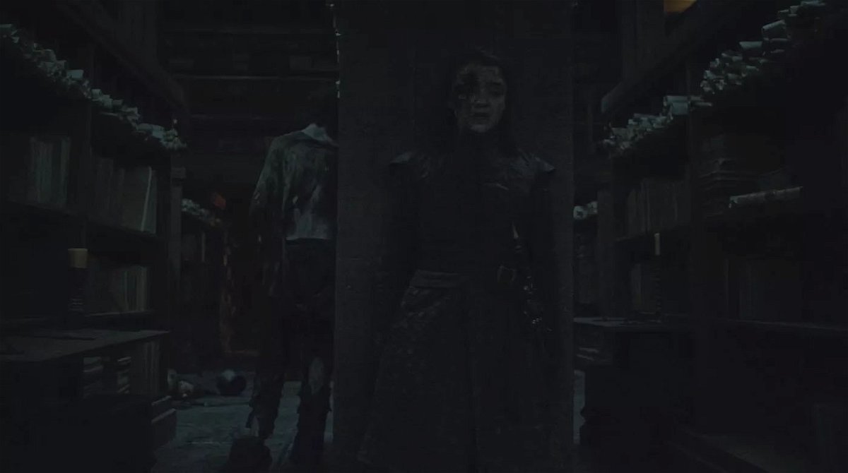 Maisie Williams sul set nella scena della biblioteca in Game of Thrones 8x03