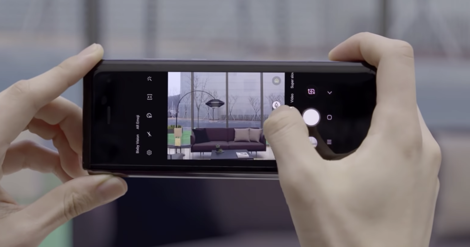 Il display del Galaxy Fold in modalità smartphone non è particolarmente ottimizzato L'app Fotocamera in esecuzione sul Galaxy Fold in modalità smartphone