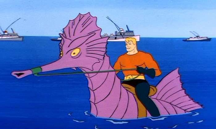 Aquaman in groppa a un ippocampo gigante viola, con navi sullo sfondo