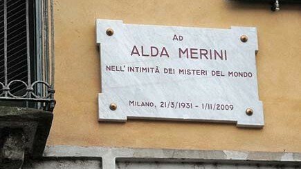 La targa commemorativa per Alda Merini