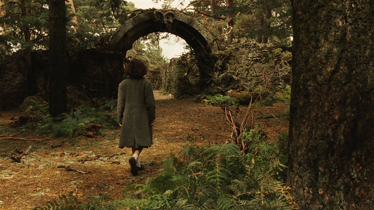 Ofelia entra nel labirinto nel bosco