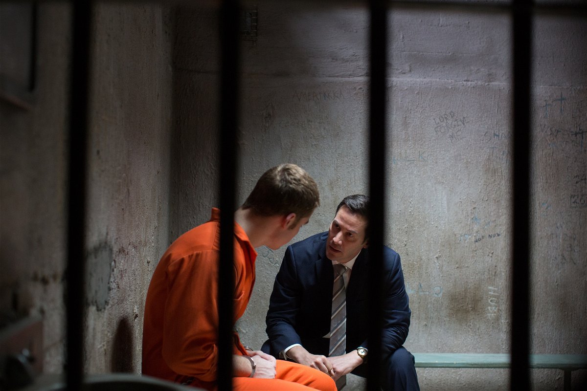 Keanu Reeves discorre con Gabriel Basso nella sua cella in Una Doppia Verità