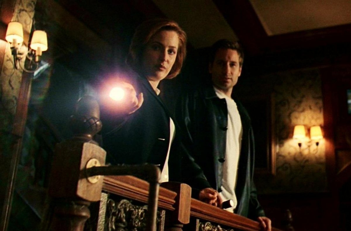 David Duchovny e Gillian Anderson in How The Ghosts Stole Christmas di X-Files