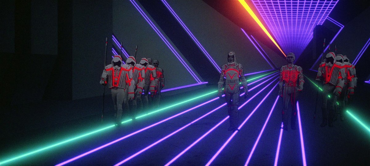 Una scena di Tron in cui un'esercito cammina in un corridoio virtuale