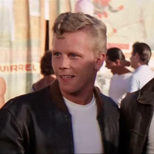 Clicca per vedere l'immagine originale Putzie in una scena di Grease