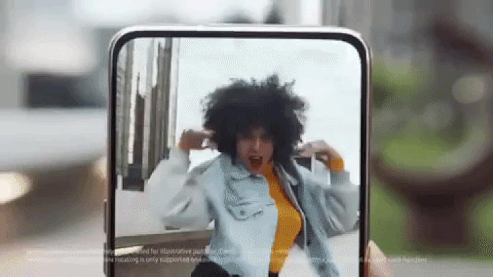 La fotocamera rotante è la novità di spicco del Samsung Galaxy A80 La fotocamera rotante del Galaxy A80 in azione in una GIF