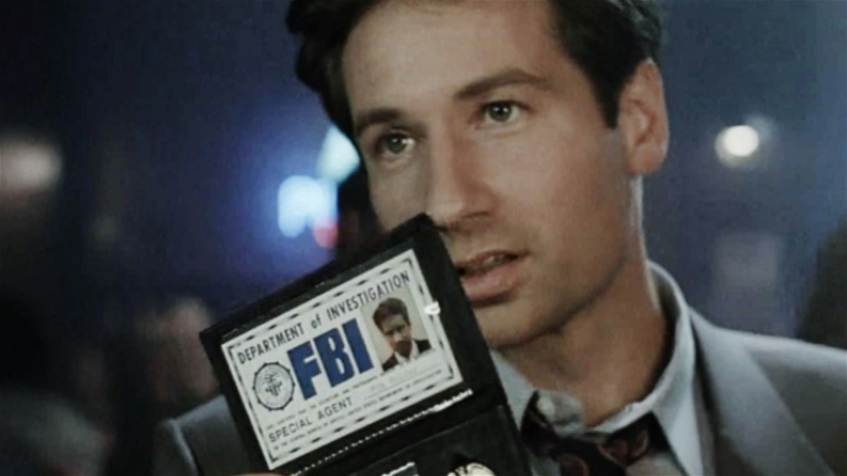 תקריב של דיוויד דוכובני בתור פוקס מאלדר ב-X-Files