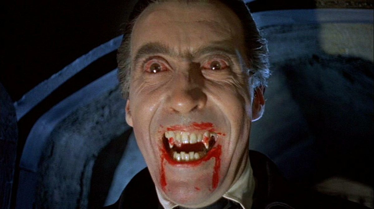 Un primo piano che ritrae Christopher Lee nei panni del Conte Dracula