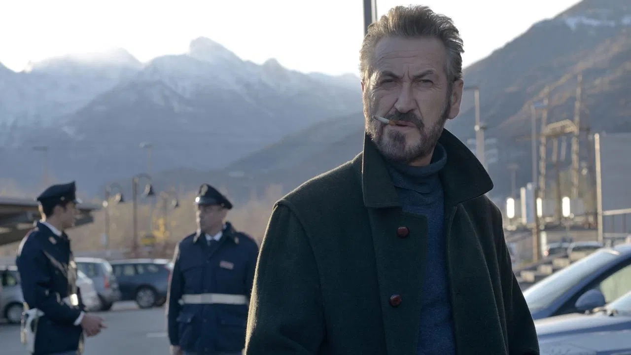 Clicca per vedere l'immagine originale Marco Giallini è Rocco Schiavone