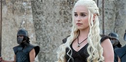 Copertina di Emilia Clarke festeggia la fine di Game of Thrones con due settimane di niente (e la Sardegna)