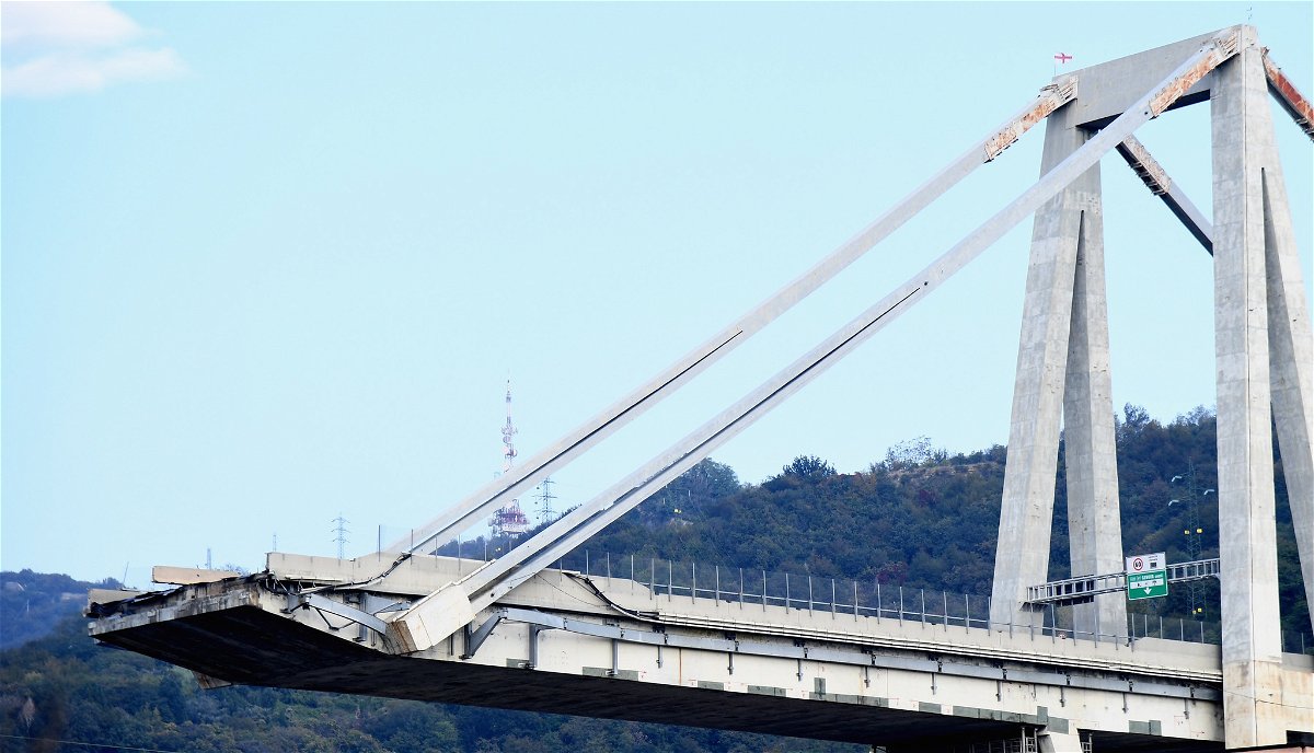 Un'immagine del Ponte Morandi di Genova dopo il crollo