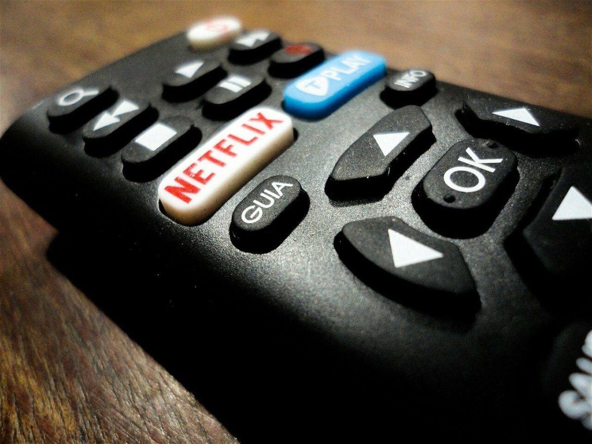 Il tasto Netflix su un telecomando televisivo
