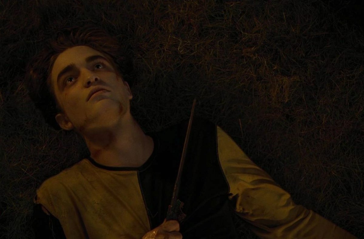 Cedric Diggory al momento della morte, sdraiato per terra.