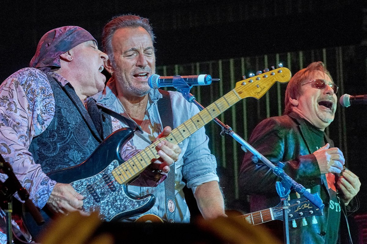 Steven Van Zandt e Bruce Springsteen sul palco dell'Upstage