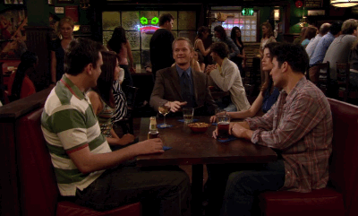 How I Met Your Mother: quante curiosità conosci sulla serie? Ted, Marshall, Lily, Robin e Barney bevono una birra al MacLaren's Pub