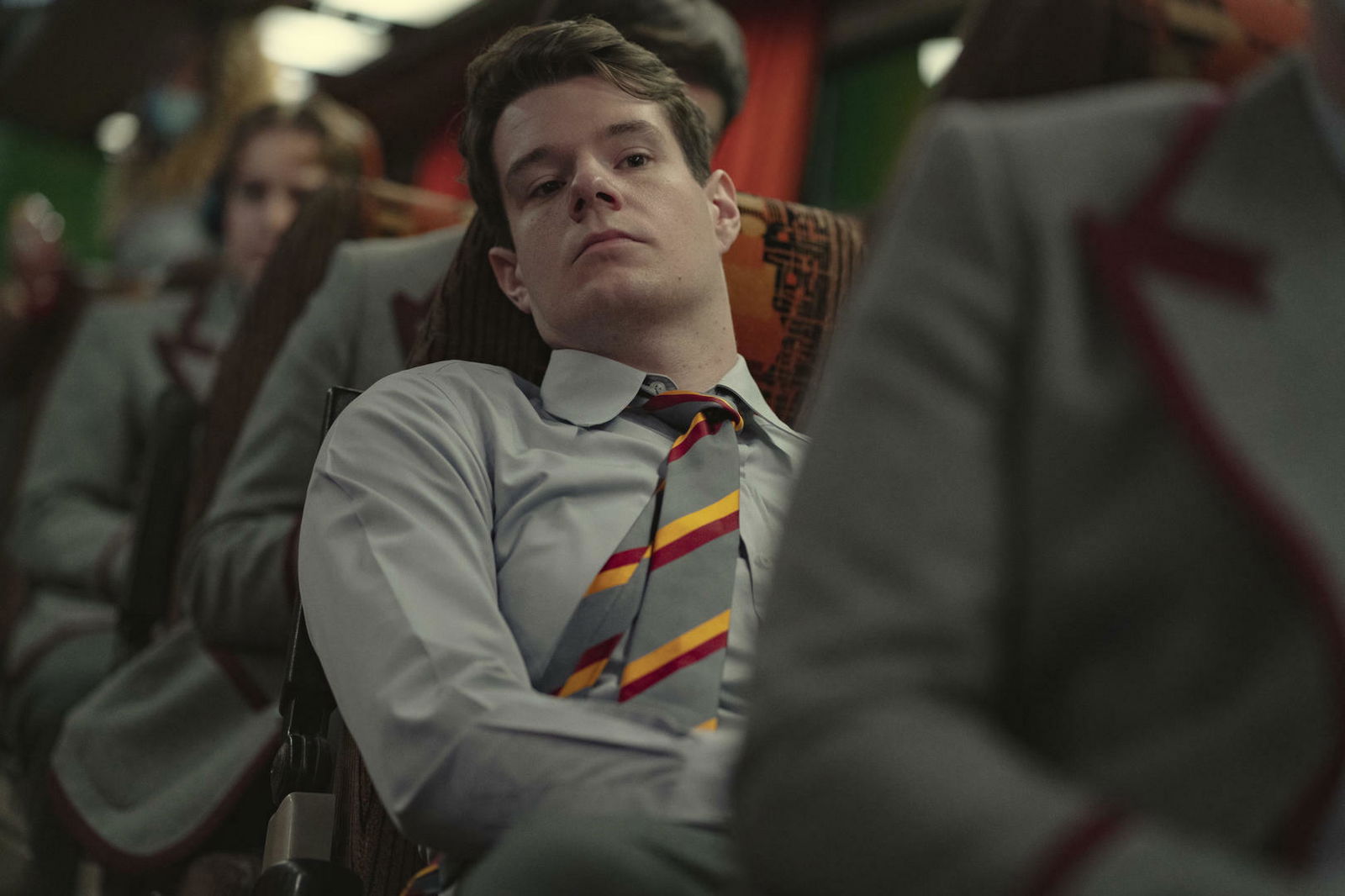 Connor Swindells, ερμηνευτής του Adam Groff στη Σεξουαλική Αγωγή Ο Connor Swidells σε μια διαφημιστική φωτογραφία του Sex Education 3