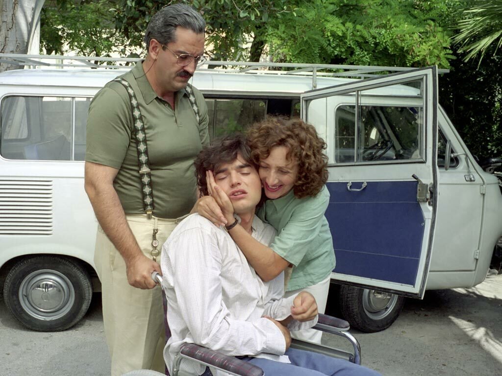 Antonio Milo, Paolo Briguglia e Lunetta Savino in una scena del film TV Il figlio della luna