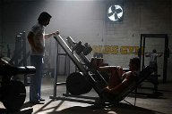Copertina di Bigger: il primo trailer del film con Tyler Hoechlin fa gonfiare i muscoli anche al giovane Schwarzenegger