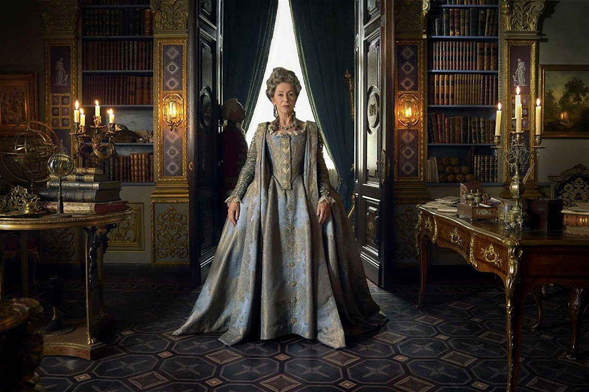 Figura intera di Helen Mirren nei sontuosi costumi di Caterina II di Russia