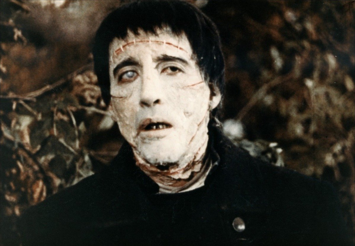  Christopher Lee in una scena de La maschera di Frankenstein