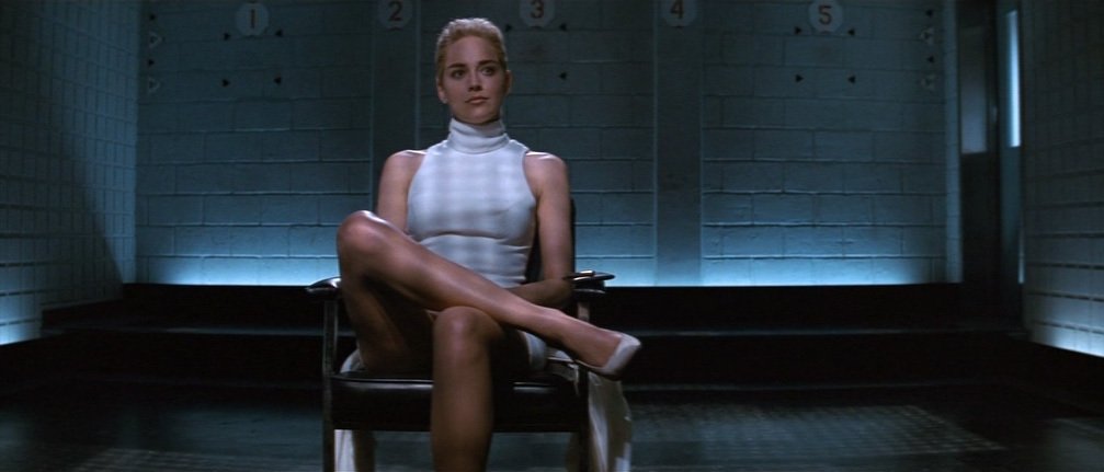 Sharon Stone nella scena dell'interrogatorio di Basic Instinct