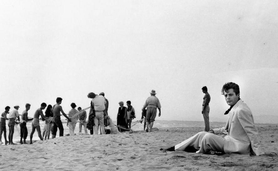 Click para ver la imagen original Mastroianni en el final de La dolce vita