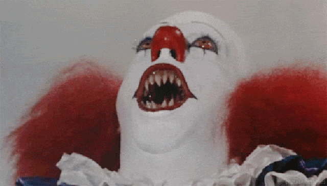 Tim Curry nei panni di Pennywise