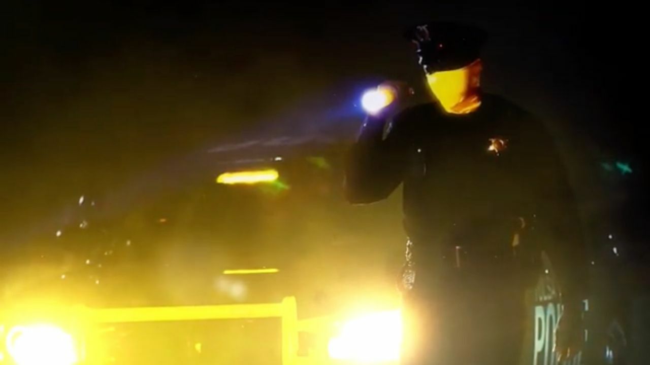 Watchmen, nuova featurette per la serie TV HBO Uno dei poliziotti della serie TV Watchmen, che indossa una maschera gialla