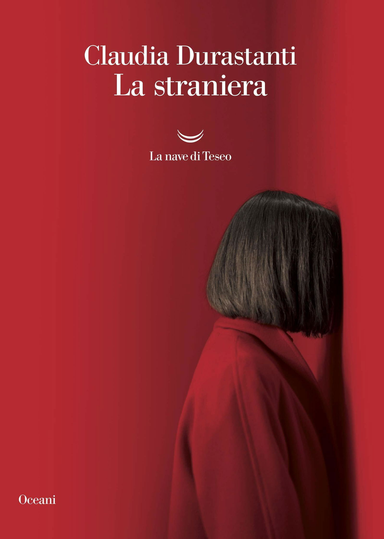 Clicca per vedere l'immagine originale Una ragazza al muro su sfondo rosso
