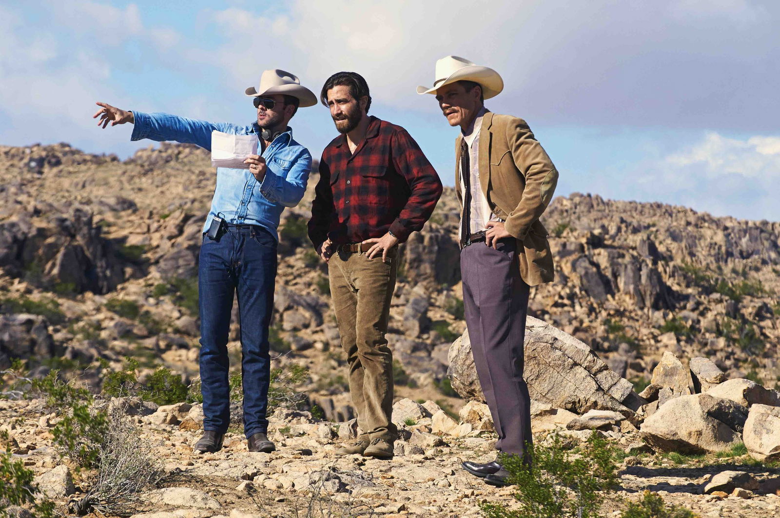 Clicca per vedere l'immagine originale Tom Ford dà indicazioni ai suoi attori sul set del film