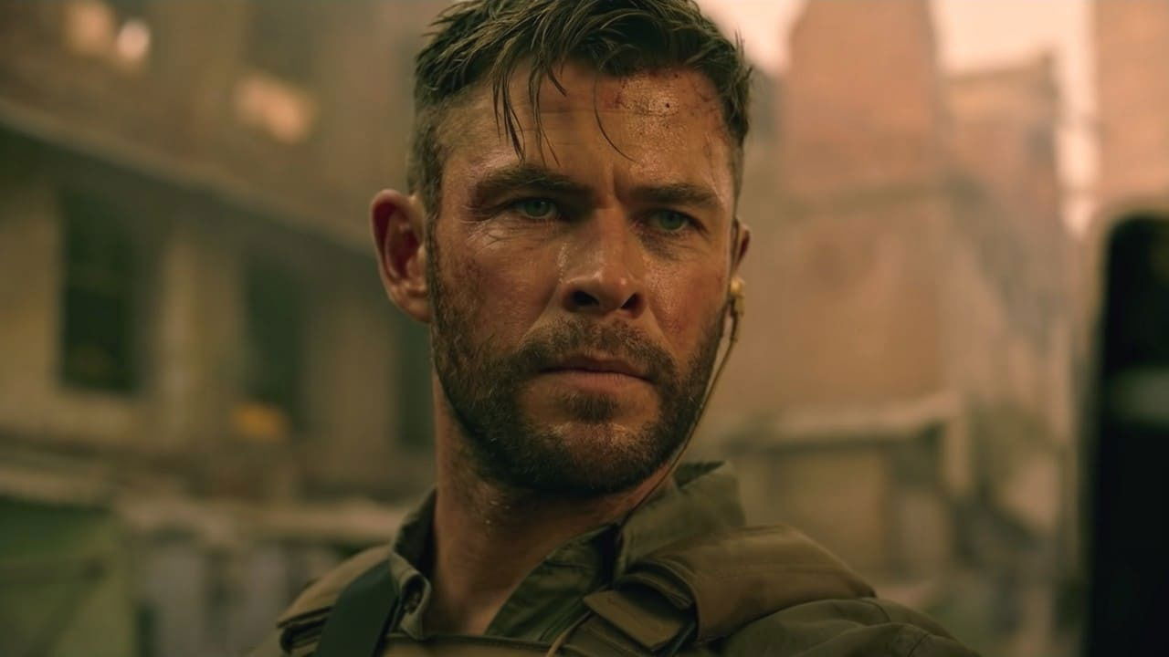Clicca per vedere l'immagine originale Primo piano di Chris Hemsworth sporco e sudato in una scena di Tyler Rake