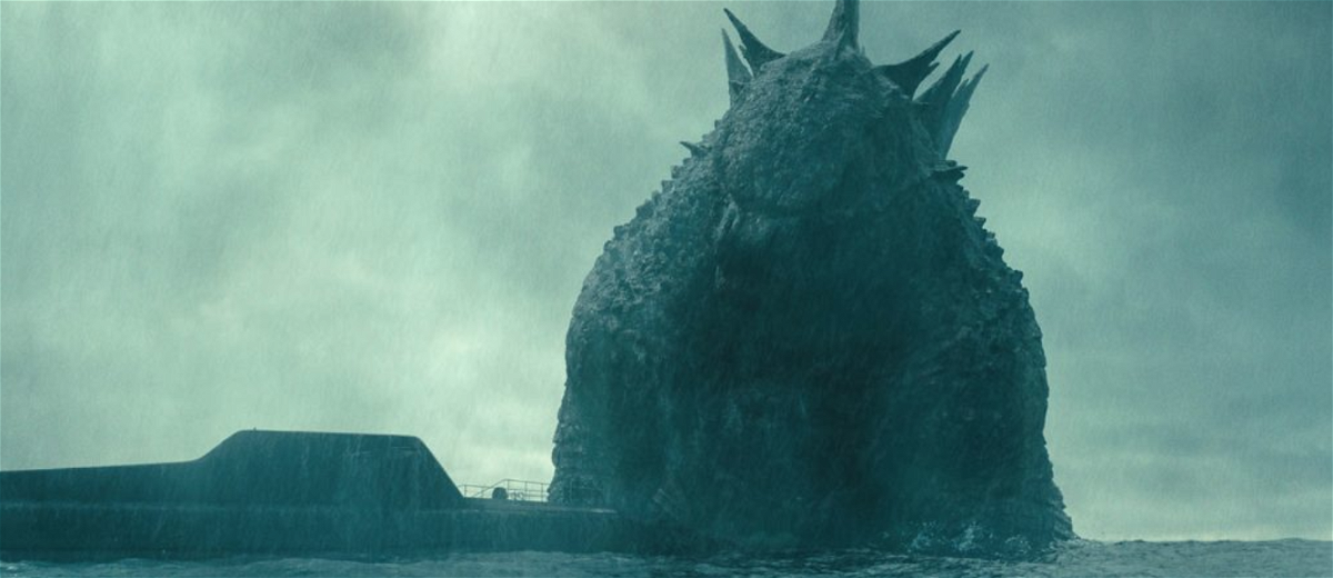 Godzilla emerge dal mare al fianco di un sottomarino