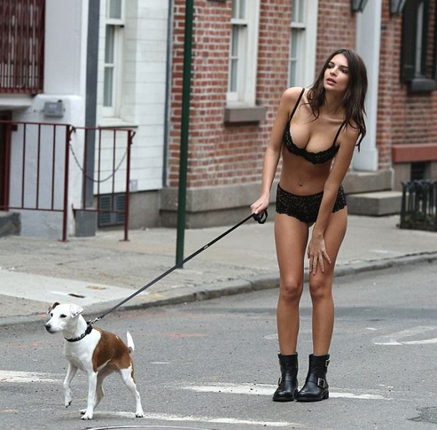 Emily Ratajkowski in giro per New York in lingerie e con il cane al guinzaglio