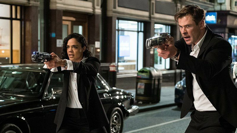 Tessa Thompson e Chris Hemsworth recitano in Men in Black: International Una sequenza di Men in Black: International