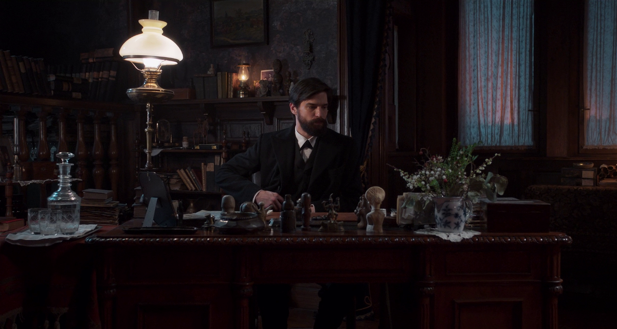 Freud si siede alla scrivania del suo studio
