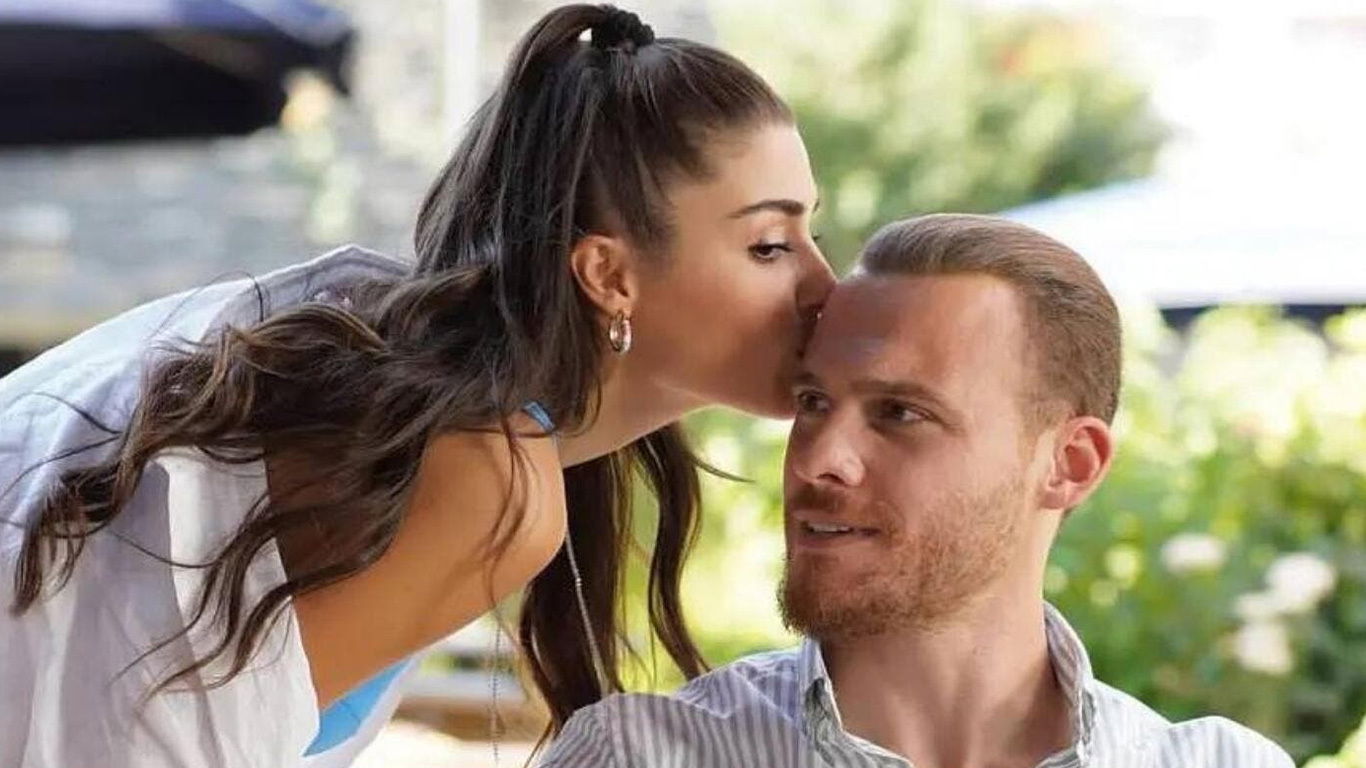Οι Hande Erçel και Kerem Bürsin σε μια σκηνή από το Love Is In The Air