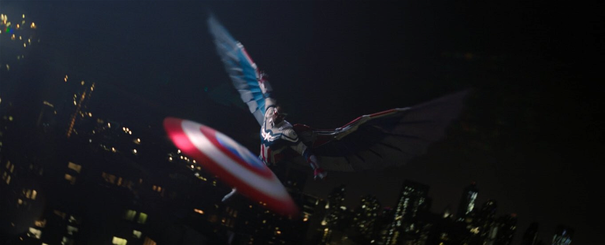 Sam Wilson è il nuovo Captain America in una scena di The Falcon and the Winter Soldier