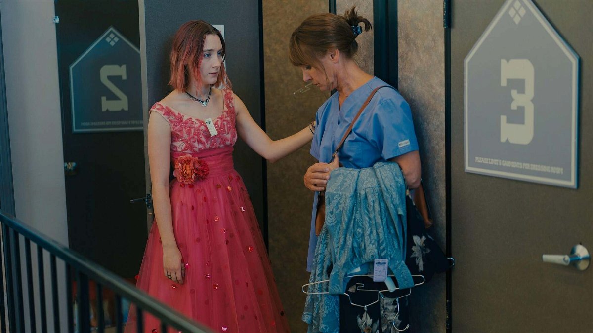 Lady Bird (con indosso il vestito del ballo) insieme a Marion fuori dal camerino di un negozio