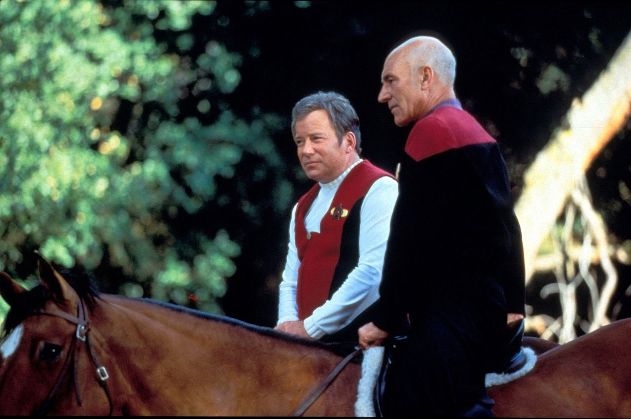 Clicca per vedere l'immagine originale William Shatner e Patrick Stewart a cavallo, nelle loro uniformi di James Kirk e Jean-Luc Picard