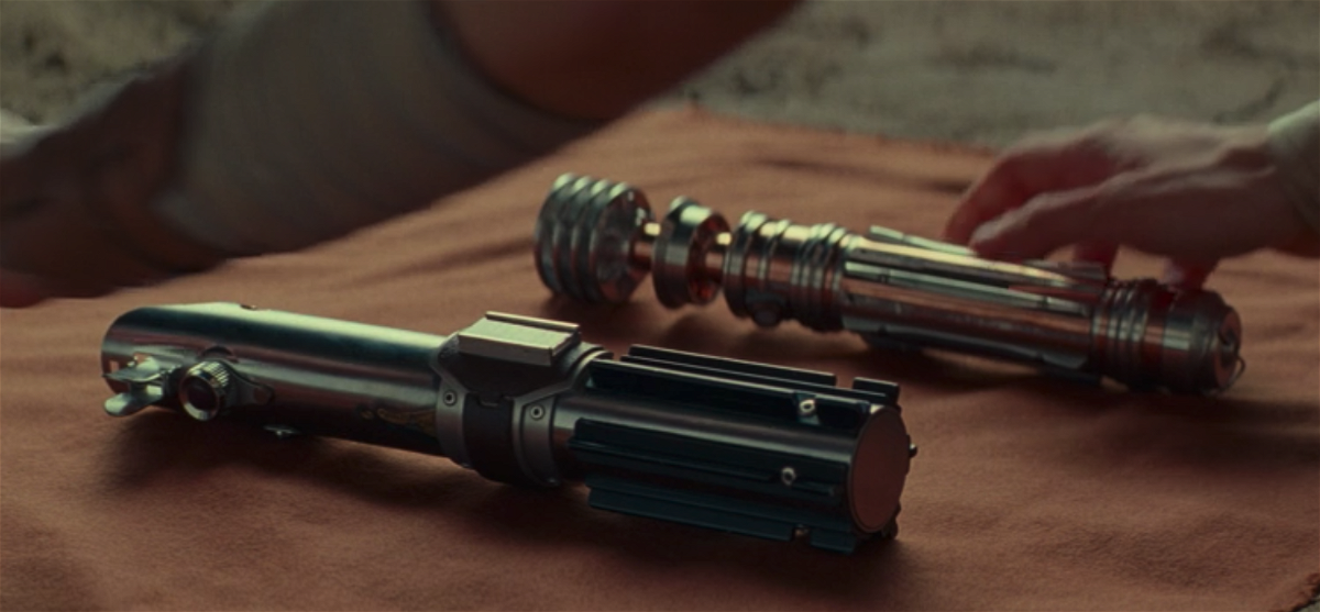 Le else delle due spade laser che ha Rey alla fine di Star Wars 9