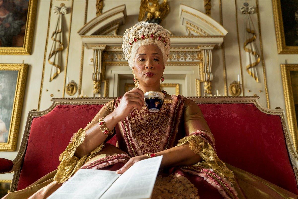 La regina Charlotte beve il té e legge gli ultimi pettegolezzi