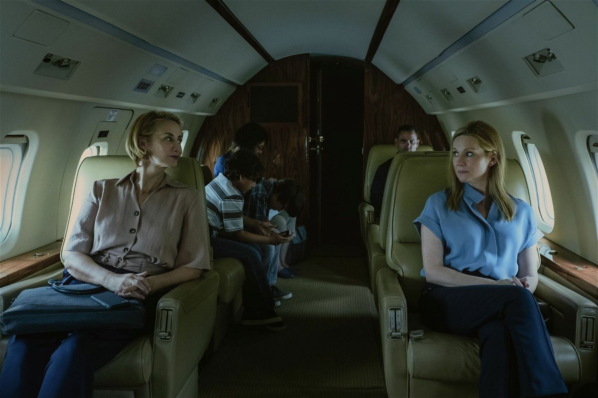 Helen e Wendy in aereo in una scena dal finale di Ozark 3