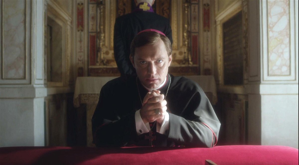 Jude Law in una scena della serie TV di Sorrentino The Young Pope