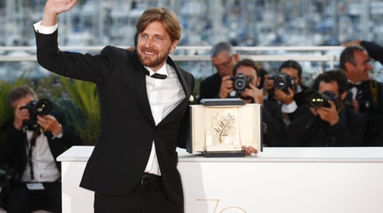 Il regista Ruben Ostlund con il riconoscimento ricevuto per The Square