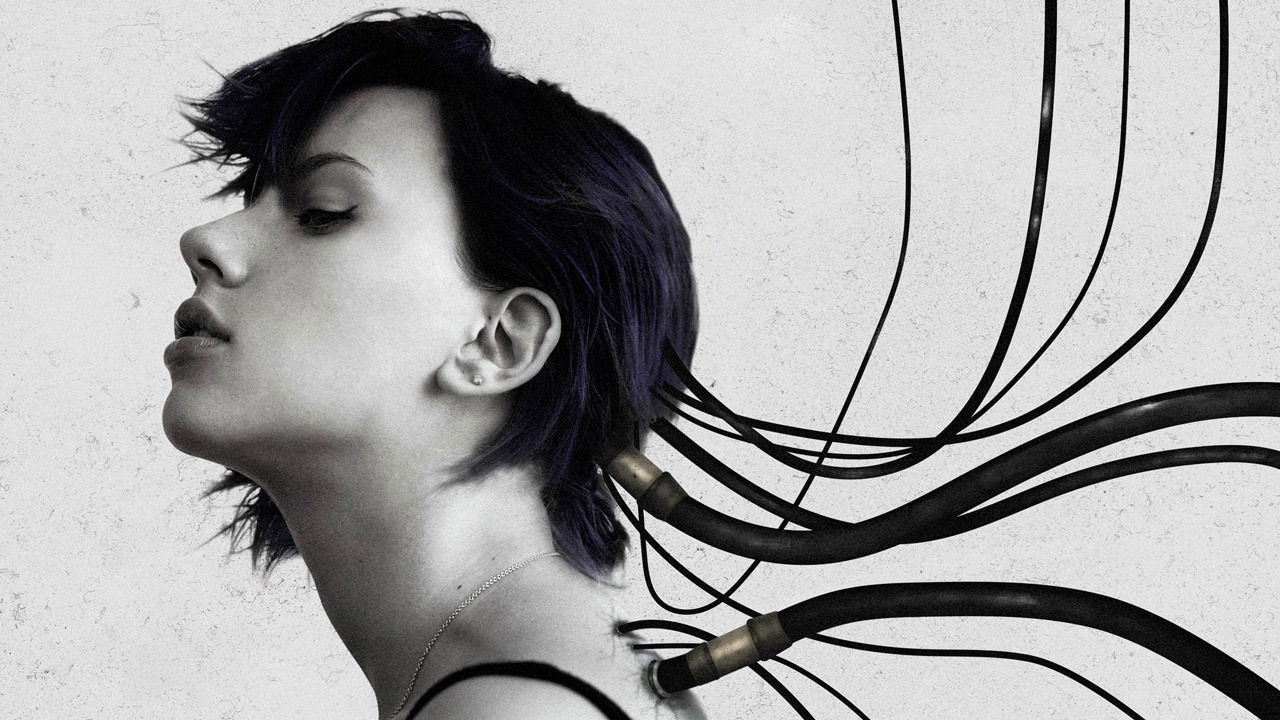Scarlett Johansson è il Maggiore Mira Scarlett Johansson in un'immagine ufficiale di Ghost in The Shell