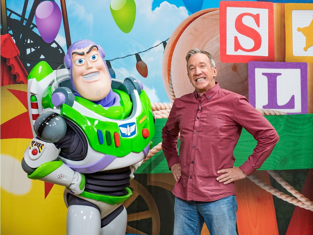 Clicca per vedere l'immagine originale Tim Allen in posa con il personaggio di Buzz Linghting che ha doppiato per la saga Disney-Pixar