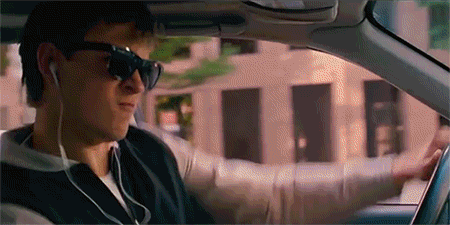 Una escena de Baby Driver en un coche.