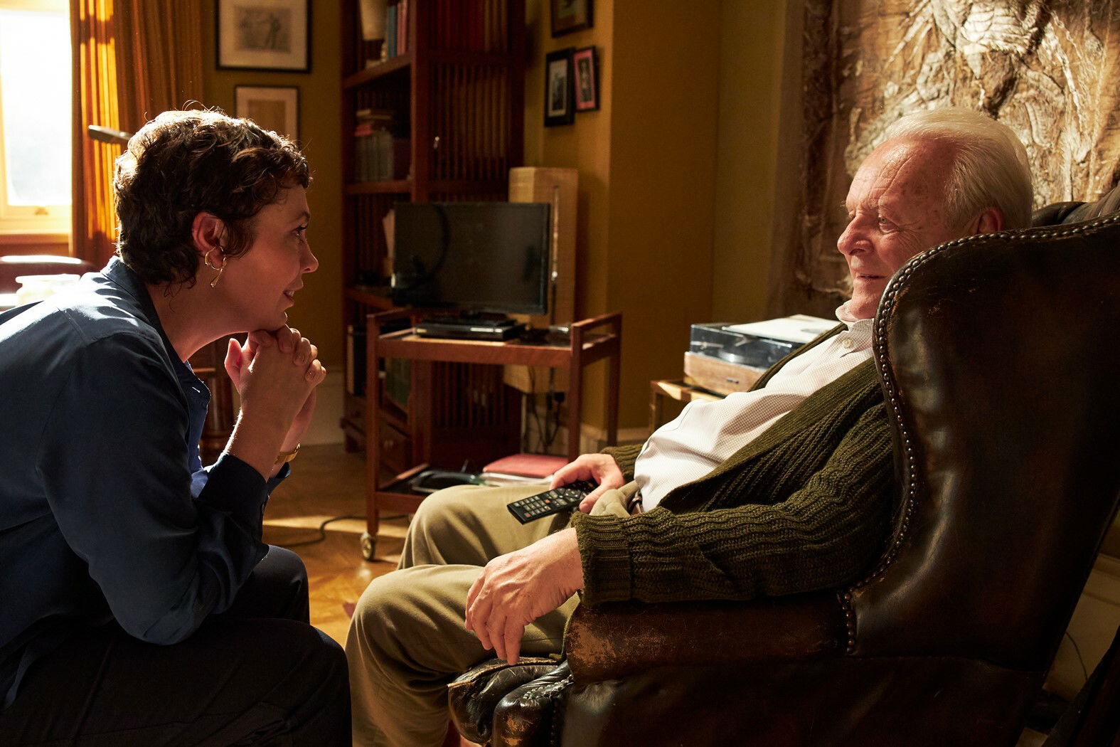 The Father Olivia Colman e Anthony Hopkins conversano in una scena di The Father