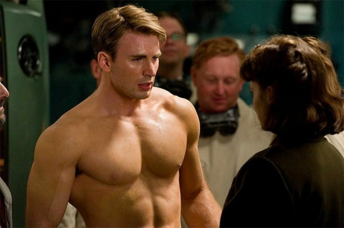 Chris Evans sfoggia i pettorali in una scena di Captain America - Il primo Vendicatore